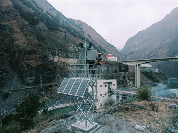 四川雅礱江兩河口水電站泄洪預(yù)警太陽能供電項目設(shè)備應(yīng)用現(xiàn)場圖1